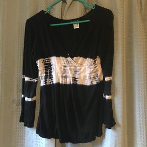 Long sleeve top.